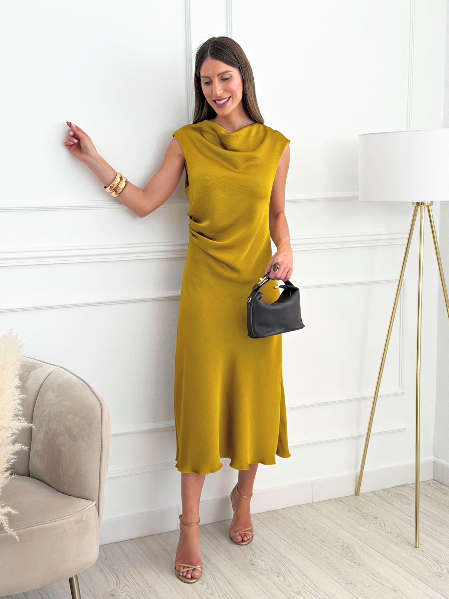 vestido-satinado-mostaza-midi