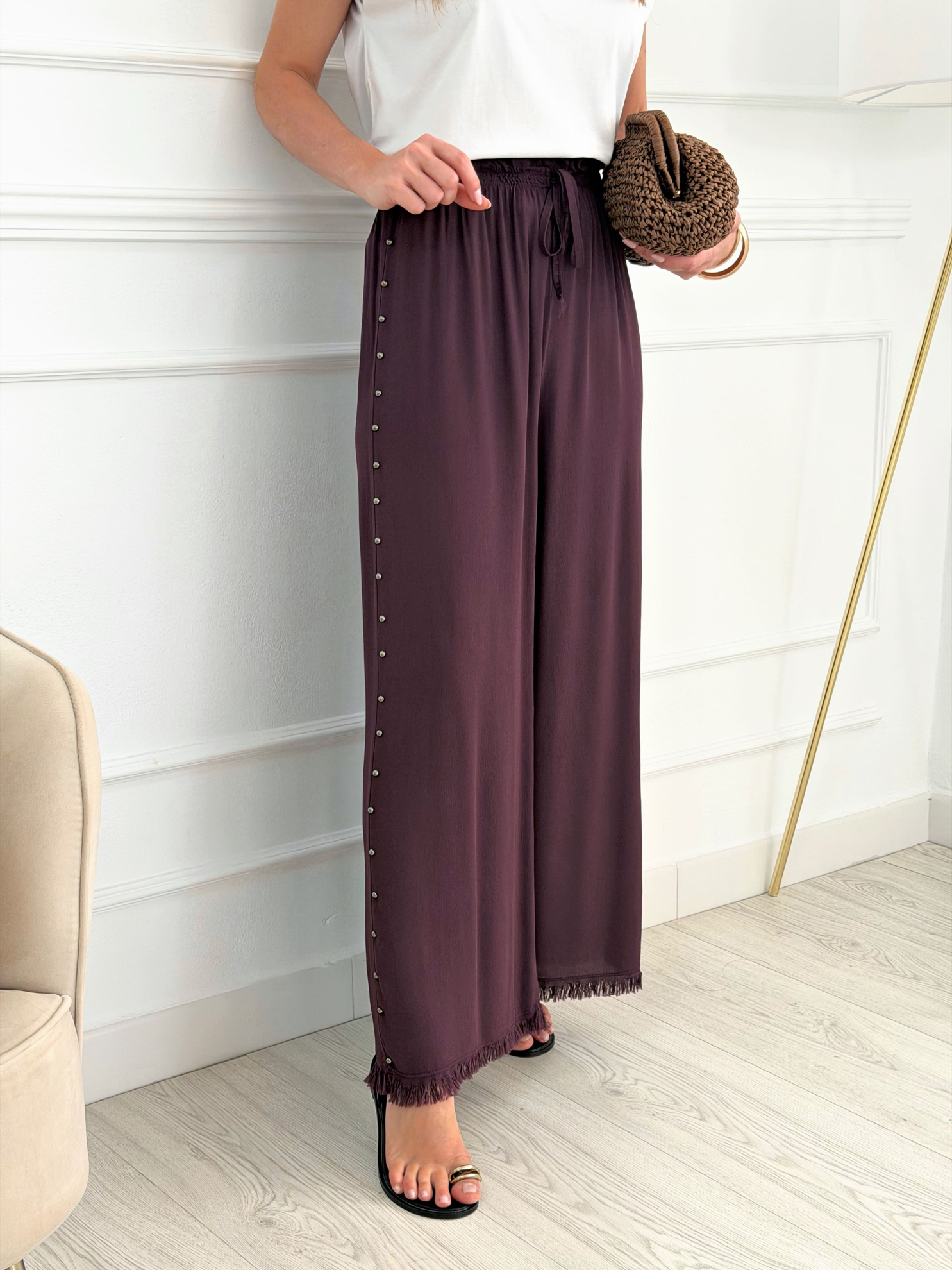 pantalon-berenjena-tachas-laterales-bajo-deshilachado-mujer